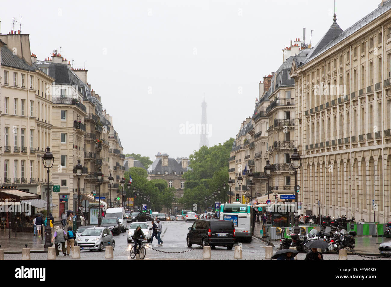 Vue depuis le Panthéon est Paris, France, à la rue Soufflot vers le bas un jour de pluie avec la Tour Eiffel en arrière-plan. Banque D'Images