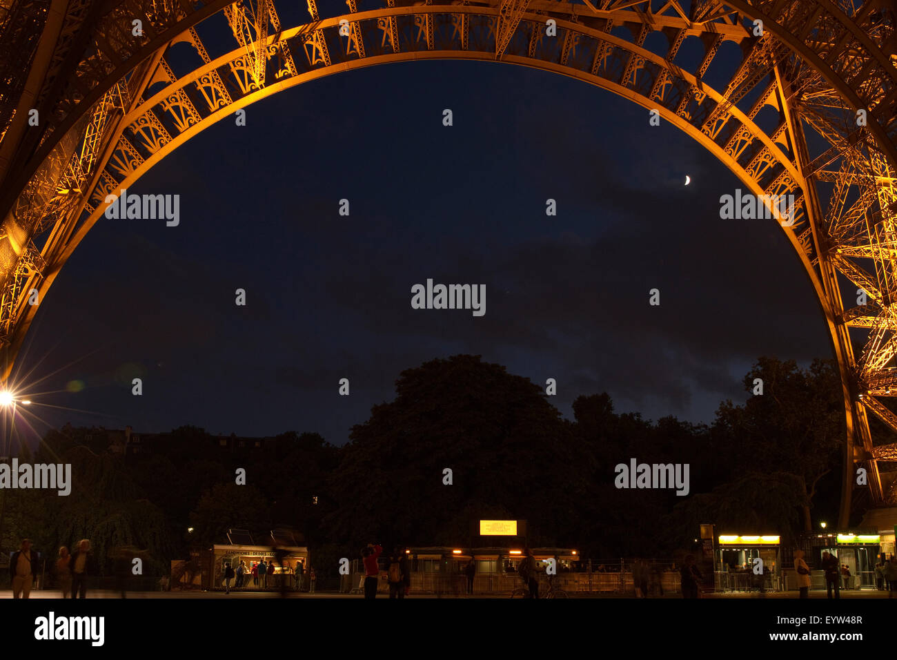 Arch entre le Sud et l'ouest de piliers de la Tour Eiffel avec demi-lune dans l'arrière-plan. Banque D'Images