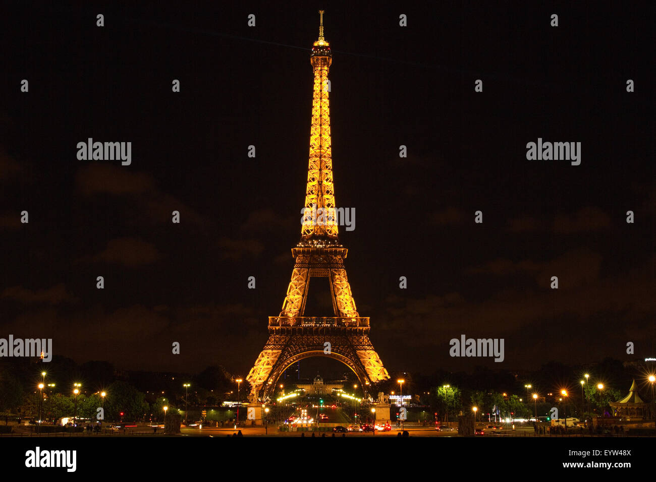 La Tour Eiffel illuminée la nuit. Banque D'Images