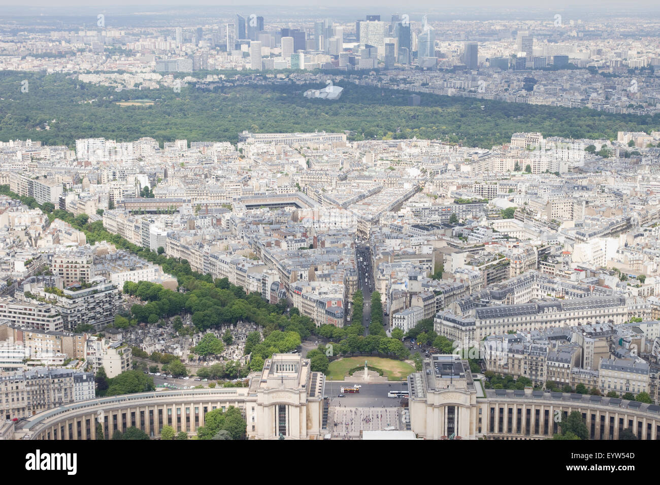 Vue Nord Ouest depuis le sommet de la Tour Eiffel en regardant vers la Place du Trocadéro avec la Défense dans le lointain. Banque D'Images