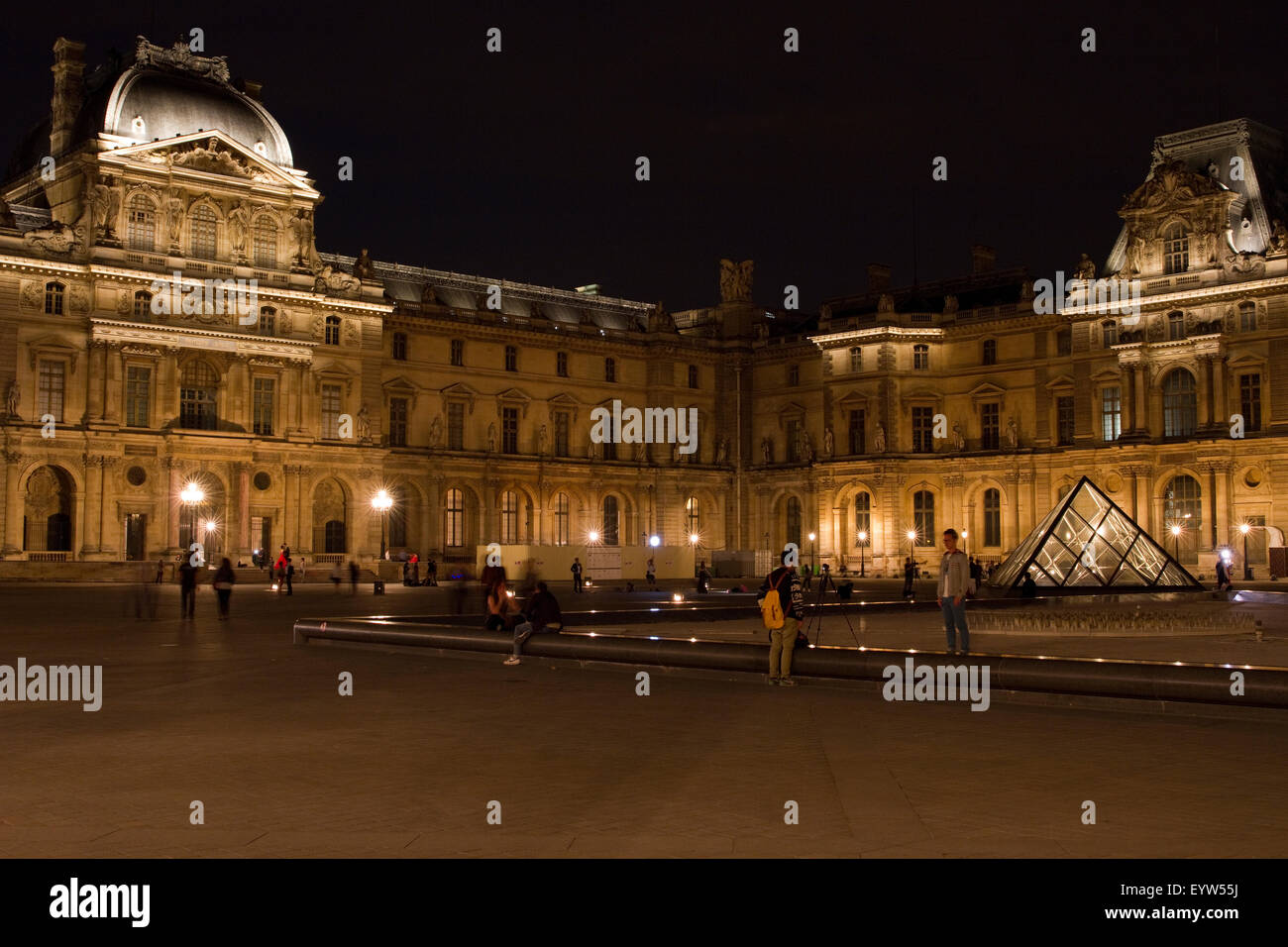 Pavillon Sully du palais du Louvre (Palais du Louvre) la nuit avec petit pyramide de verre également visible. Banque D'Images