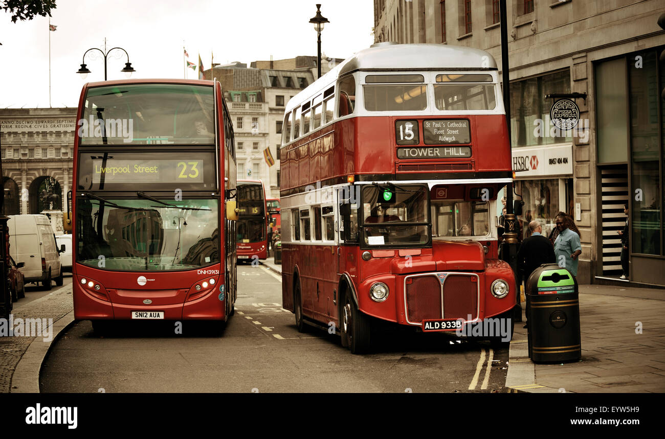 Londres, UK - OCT 27 : Vintage red bus dans Street le 27 septembre 2013 à Londres, au Royaume-Uni. Londres est la ville la plus visitée du monde et Banque D'Images
