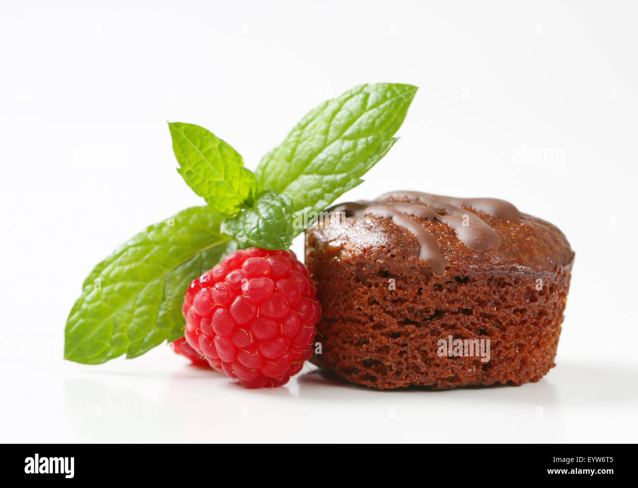 Mini gâteau au chocolat avec garniture framboise Banque D'Images