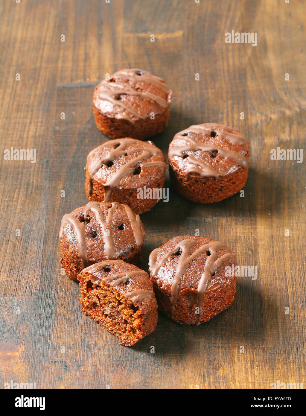 Mini gâteaux au chocolat sur fond de bois Banque D'Images