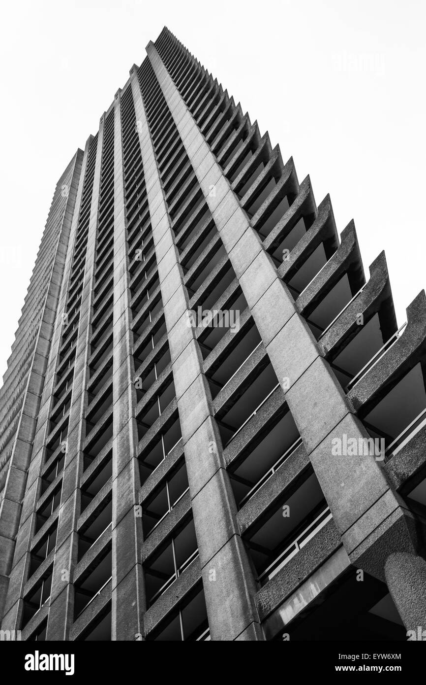 Un grand bloc d'appartements dans le centre de Londres. Banque D'Images