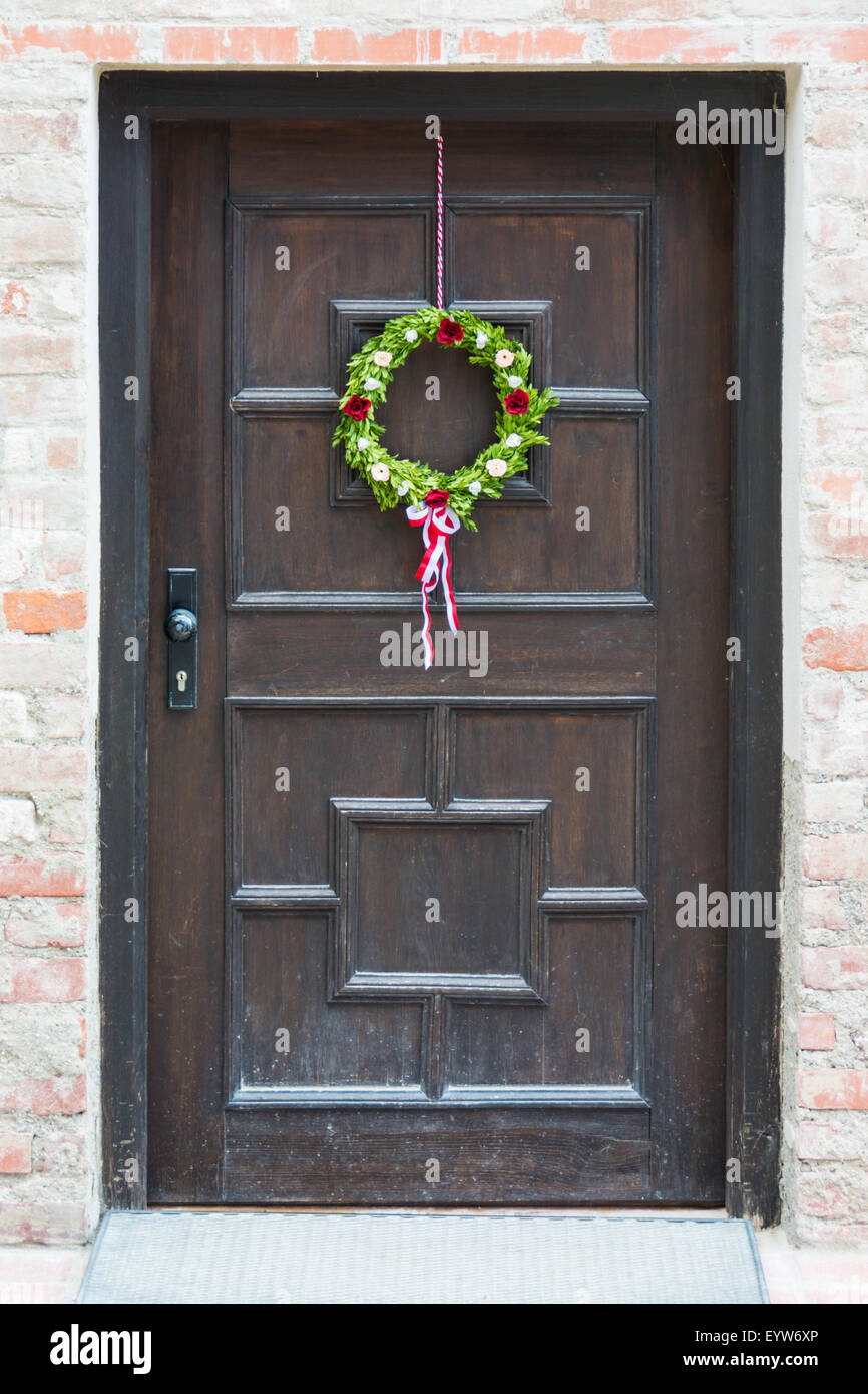 Une porte brune en Bavière, Allemagne, décorée pour Corpus Christi Banque D'Images