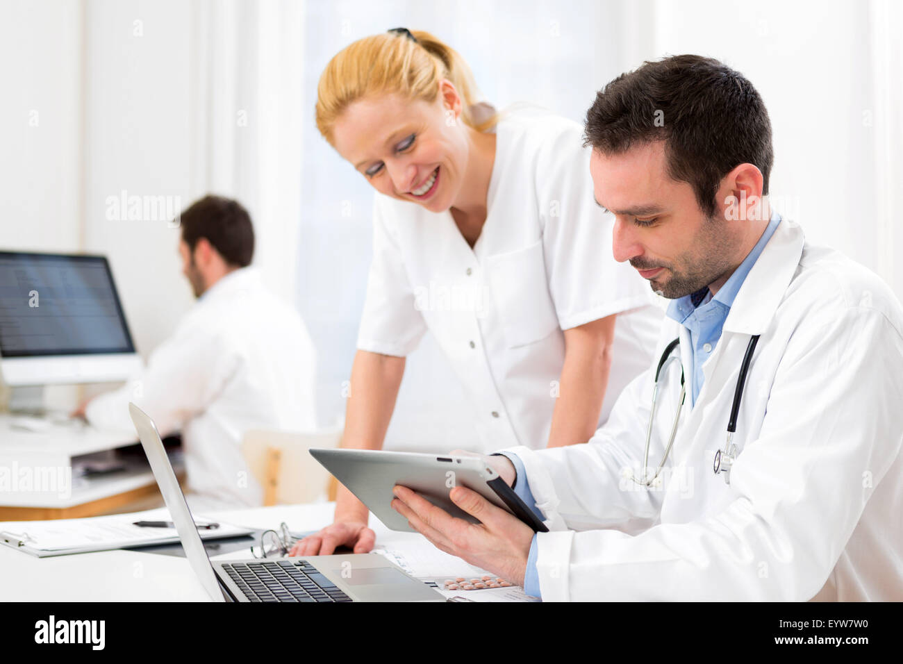 Avis d'un médecin et un assistant qui travaillent ensemble à l'hôpital Banque D'Images