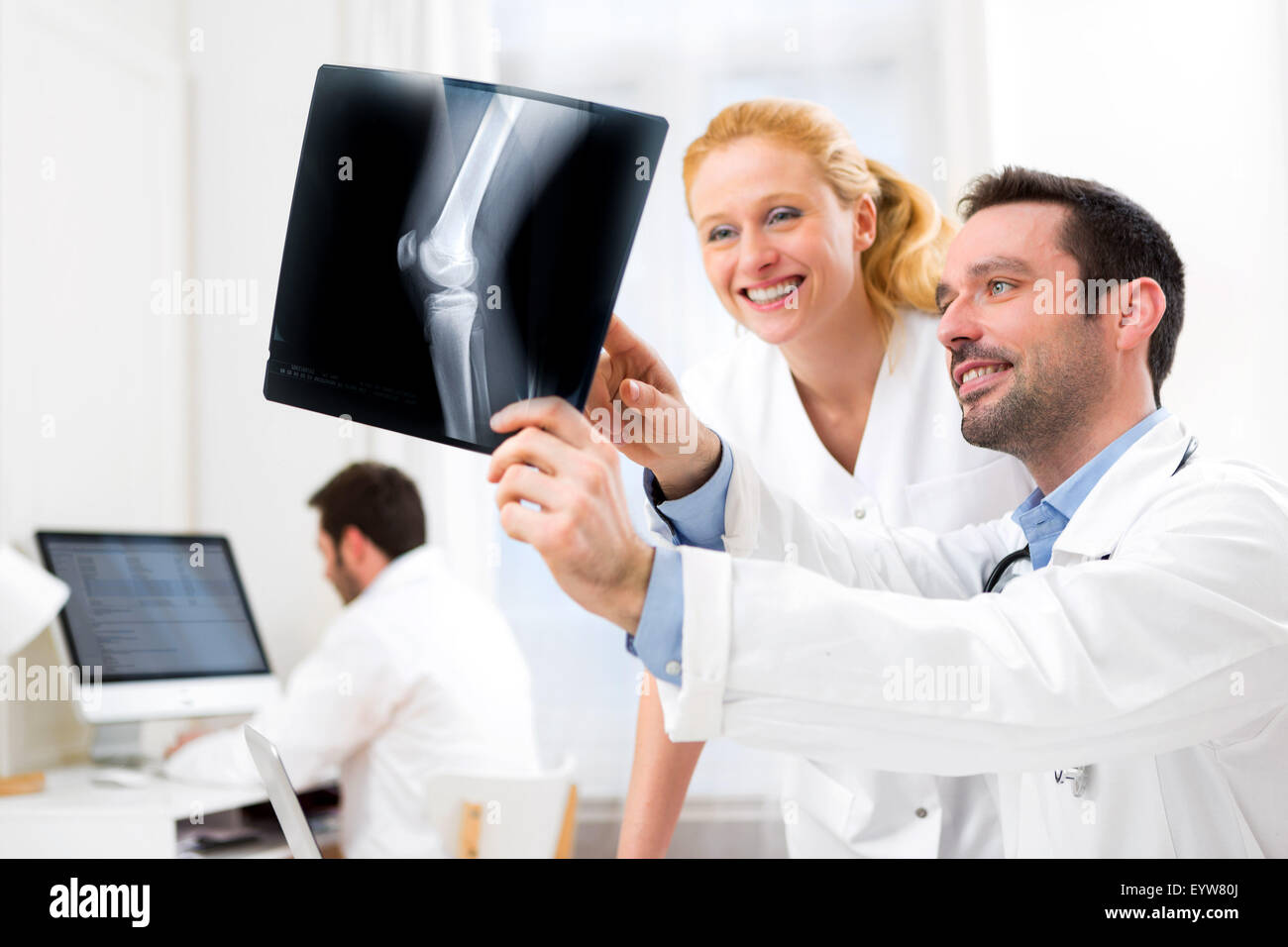 Avis d'une équipe médicale d'analyser un ensemble de rayons x à l'hôpital Banque D'Images