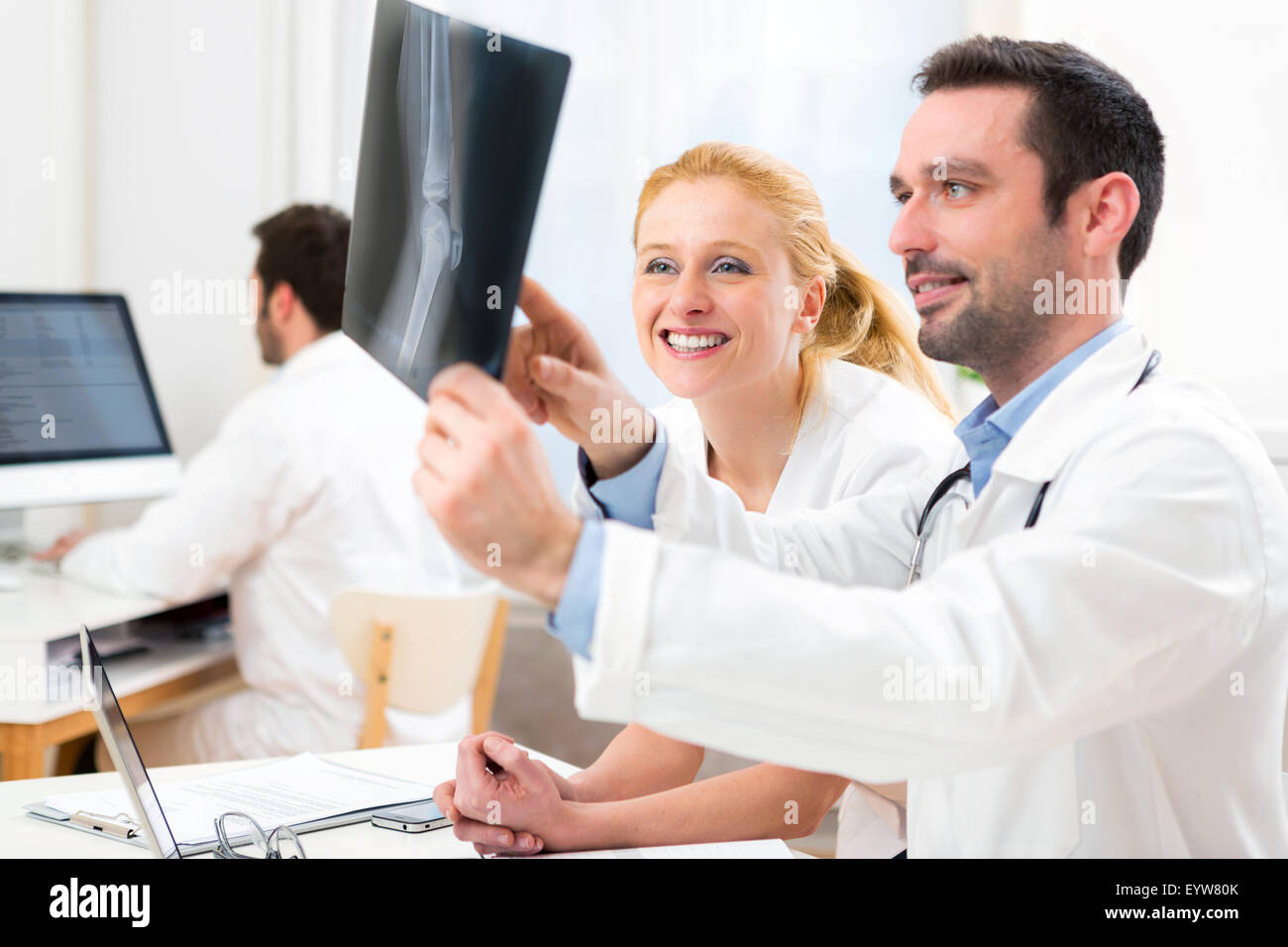 Avis d'une équipe médicale d'analyser un ensemble de rayons x à l'hôpital Banque D'Images