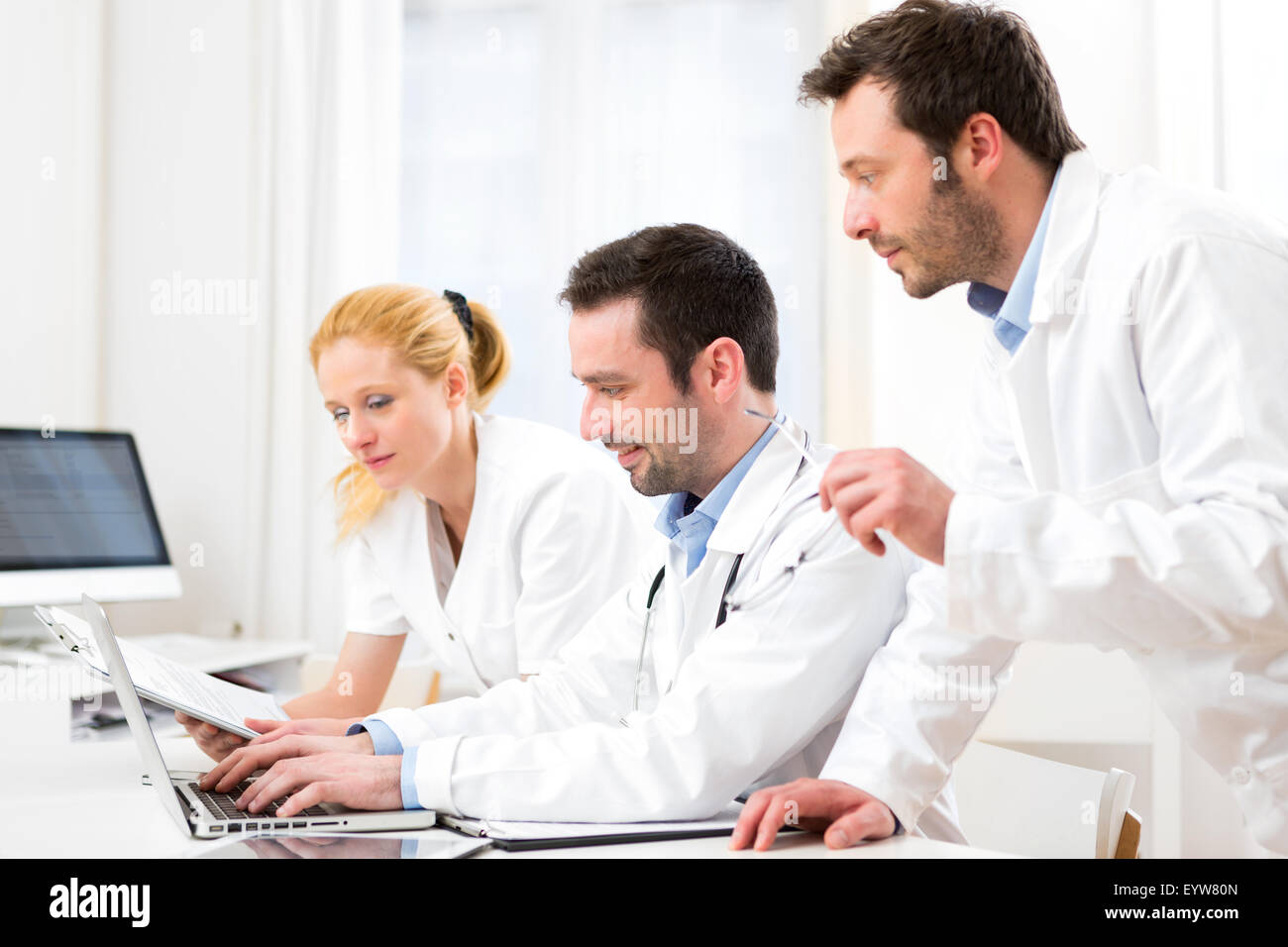 Avis d'une équipe médicale travaillant à l'hôpital Banque D'Images