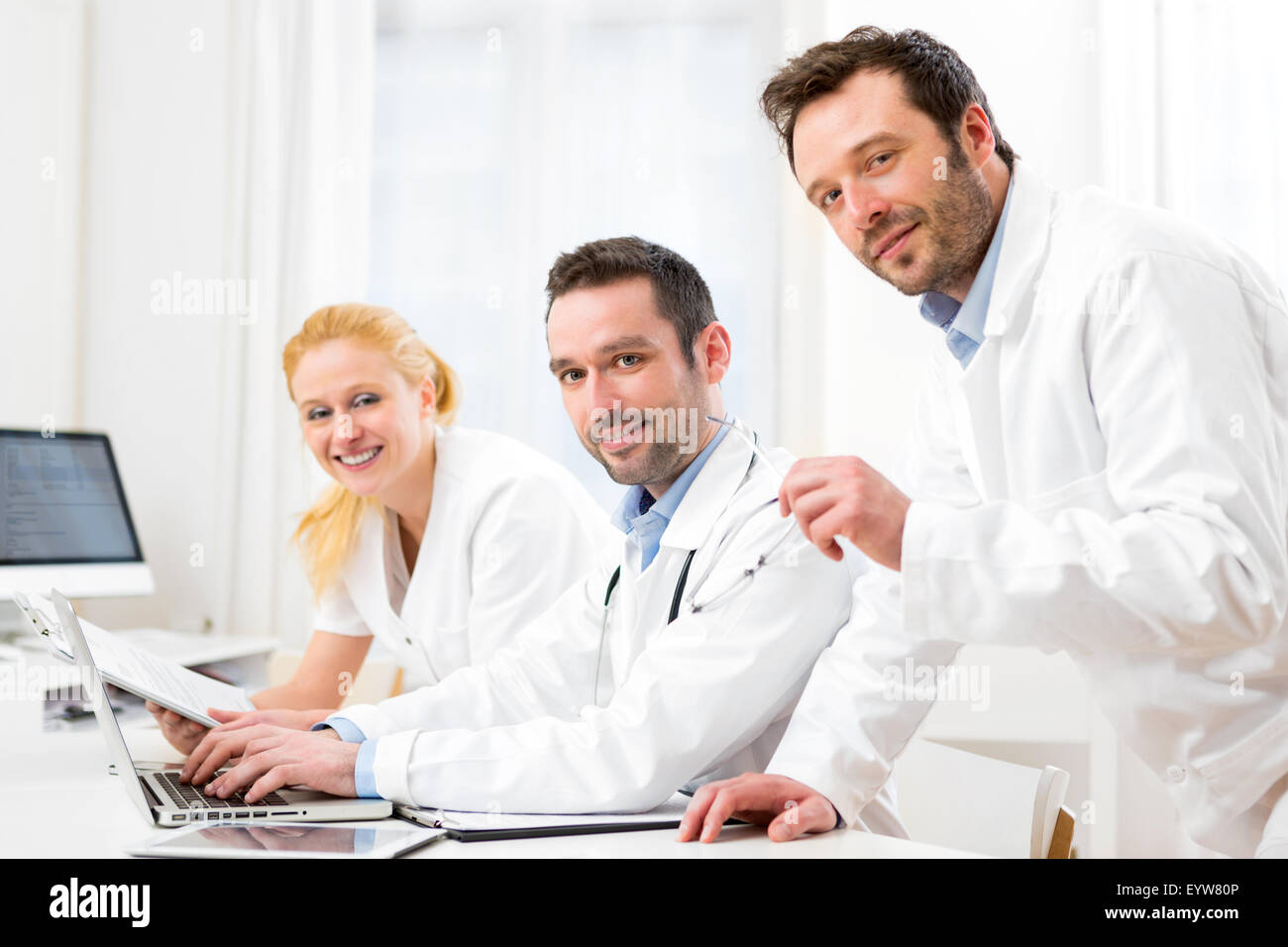 Avis d'une équipe médicale travaillant à l'hôpital Banque D'Images