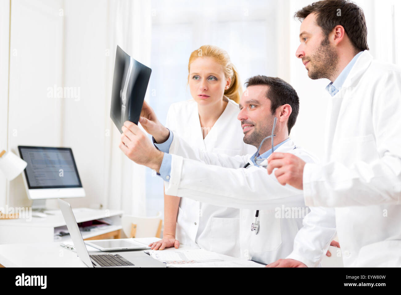 Avis d'une équipe médicale d'analyser un ensemble de rayons x à l'hôpital Banque D'Images