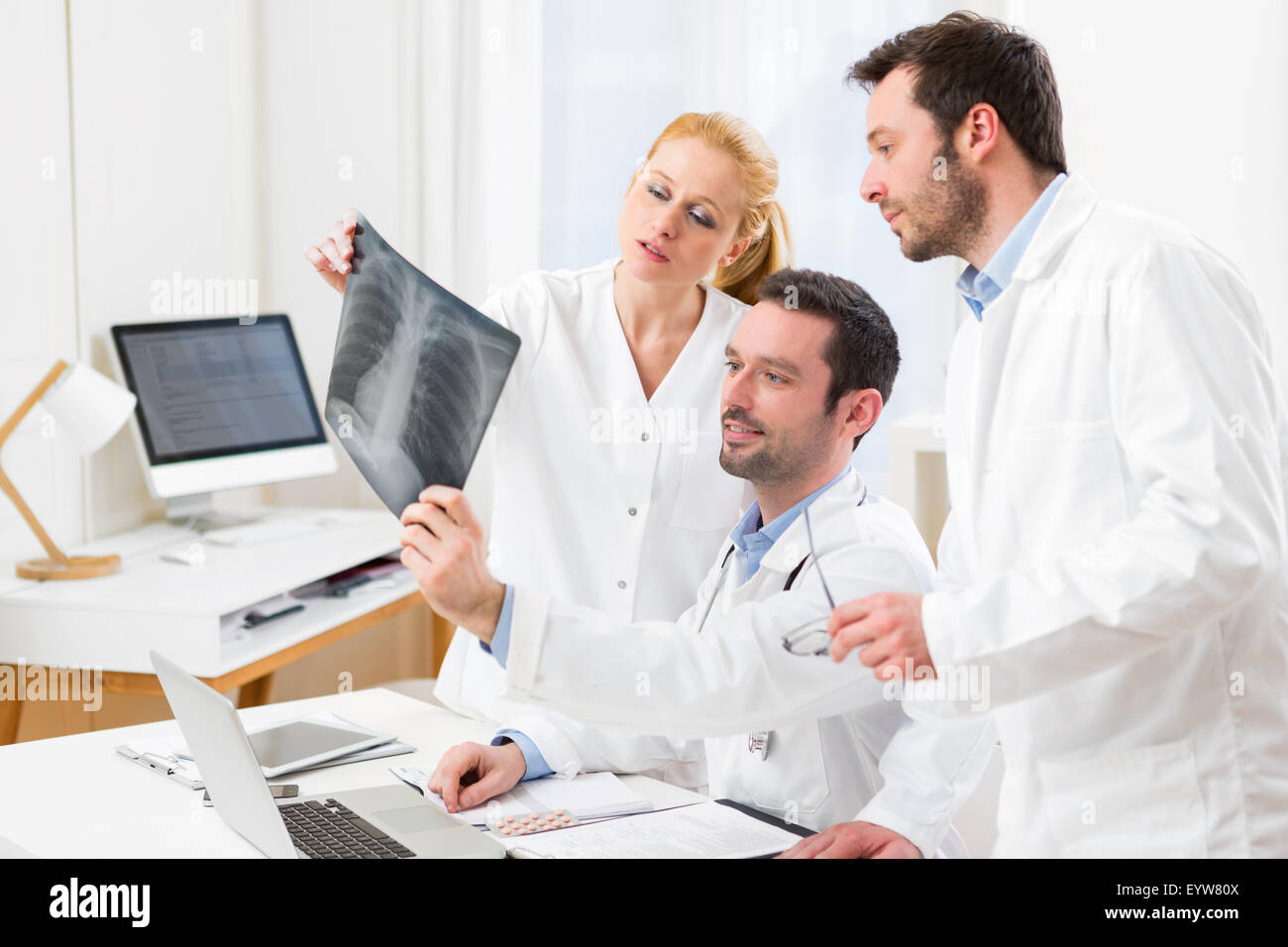 Avis d'une équipe médicale d'analyser un ensemble de rayons x à l'hôpital Banque D'Images