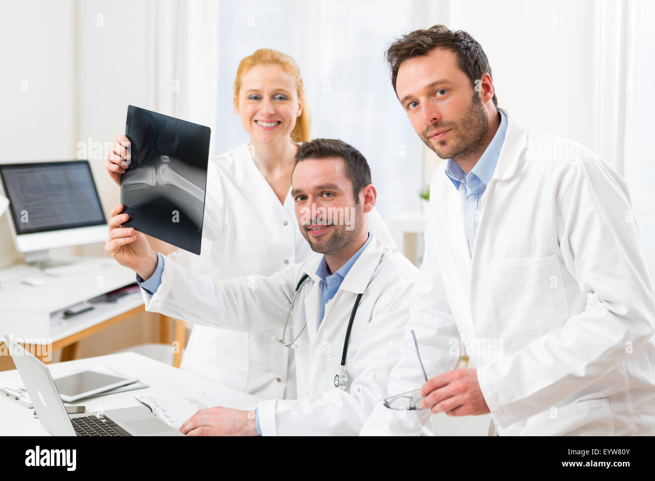 Avis d'une équipe médicale d'analyser un ensemble de rayons x à l'hôpital Banque D'Images