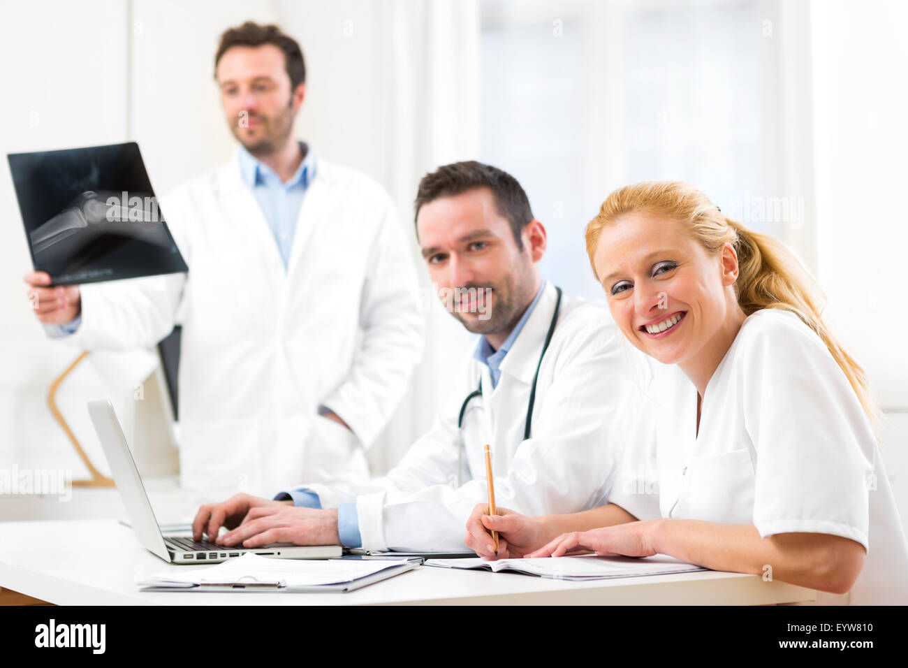 Avis d'une équipe médicale travaillant à l'hôpital Banque D'Images