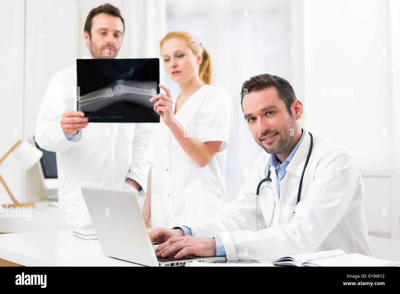 Avis d'une équipe médicale travaillant à l'hôpital Banque D'Images