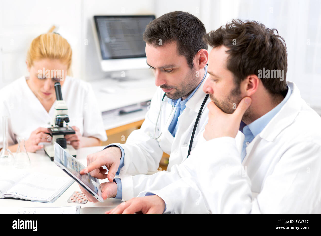 Une équipe de scientifiques travaillant ensemble au laboratoire Banque D'Images