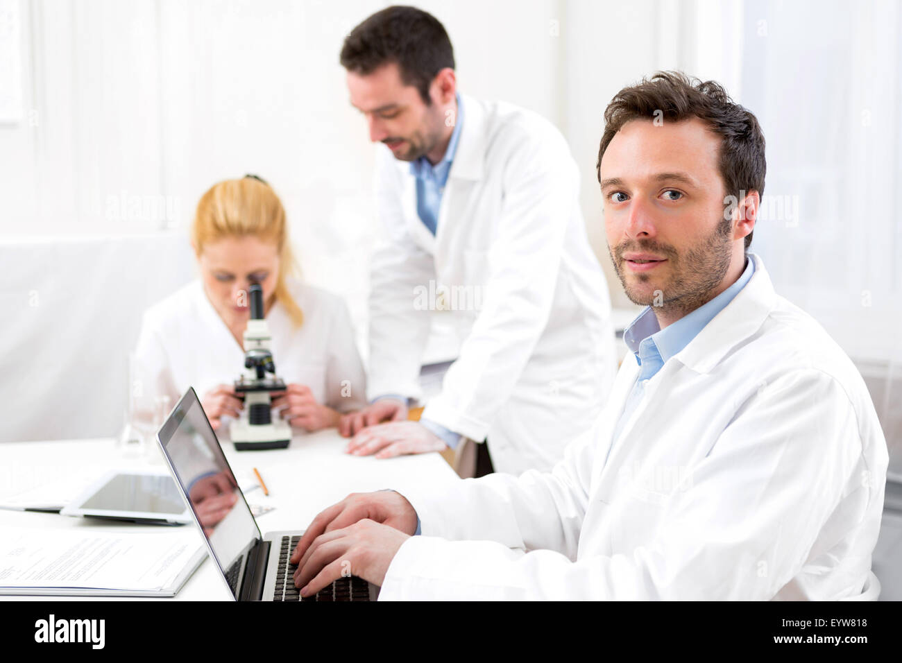 Une équipe de scientifiques travaillant ensemble au laboratoire Banque D'Images