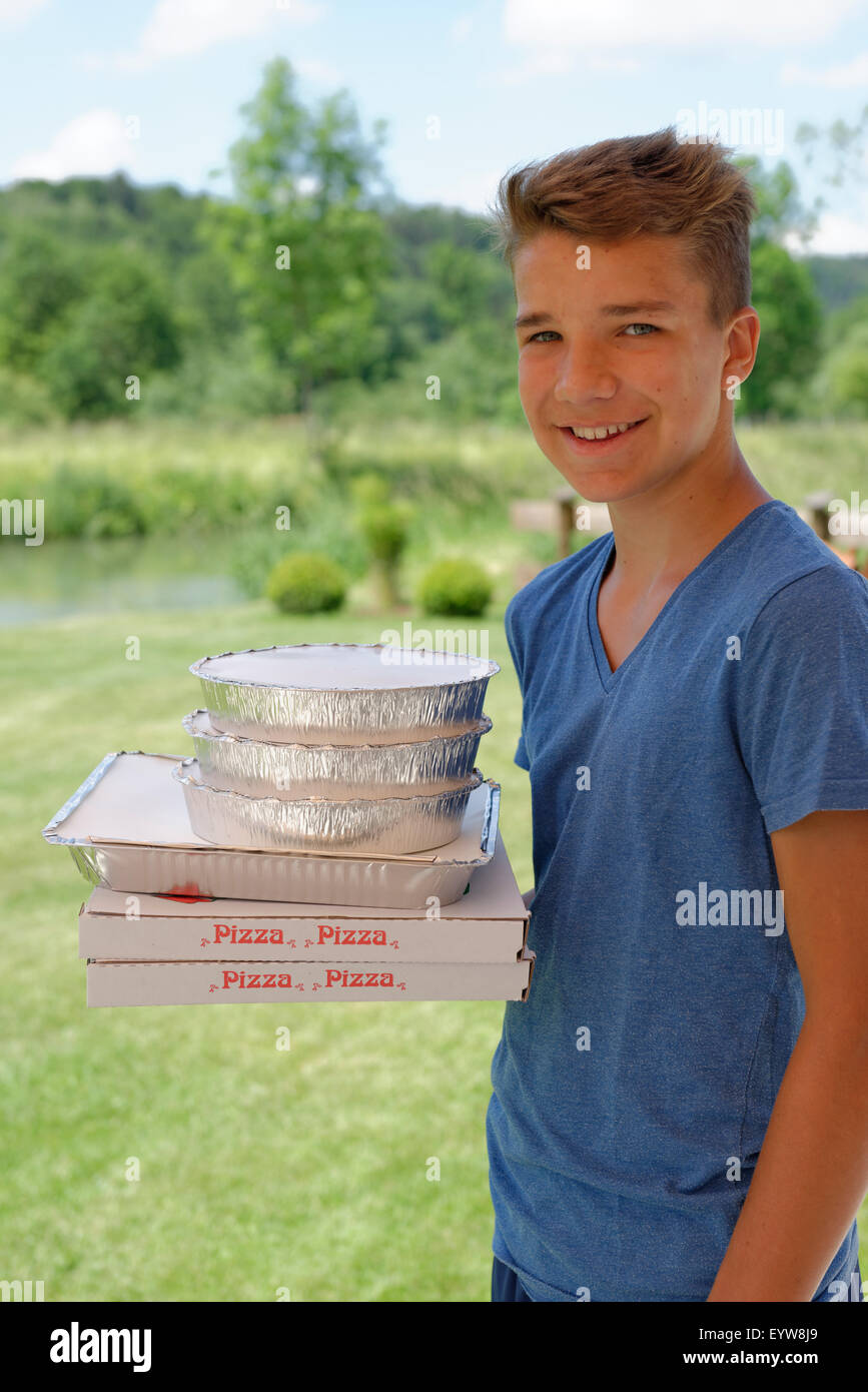 Boy holding boîtes en carton avec des pizzas, service de livraison, Bavière, Allemagne Banque D'Images