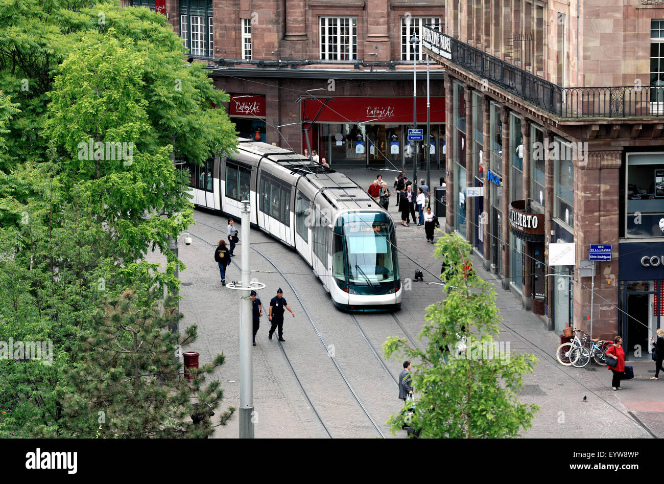 Le tramway sur la Rue des Francs-Bourgeois piétonne dans le centre de Strasbourg, France. Banque D'Images