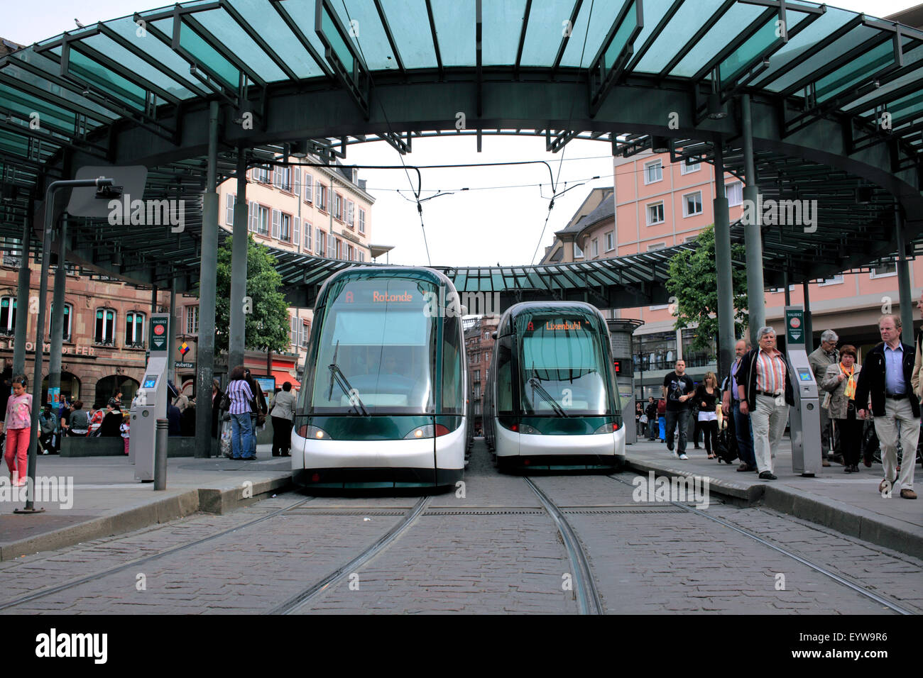 Dans l'arrêt de tramway Place de l'Homme de fer dans le centre de Strasbourg, France. Banque D'Images