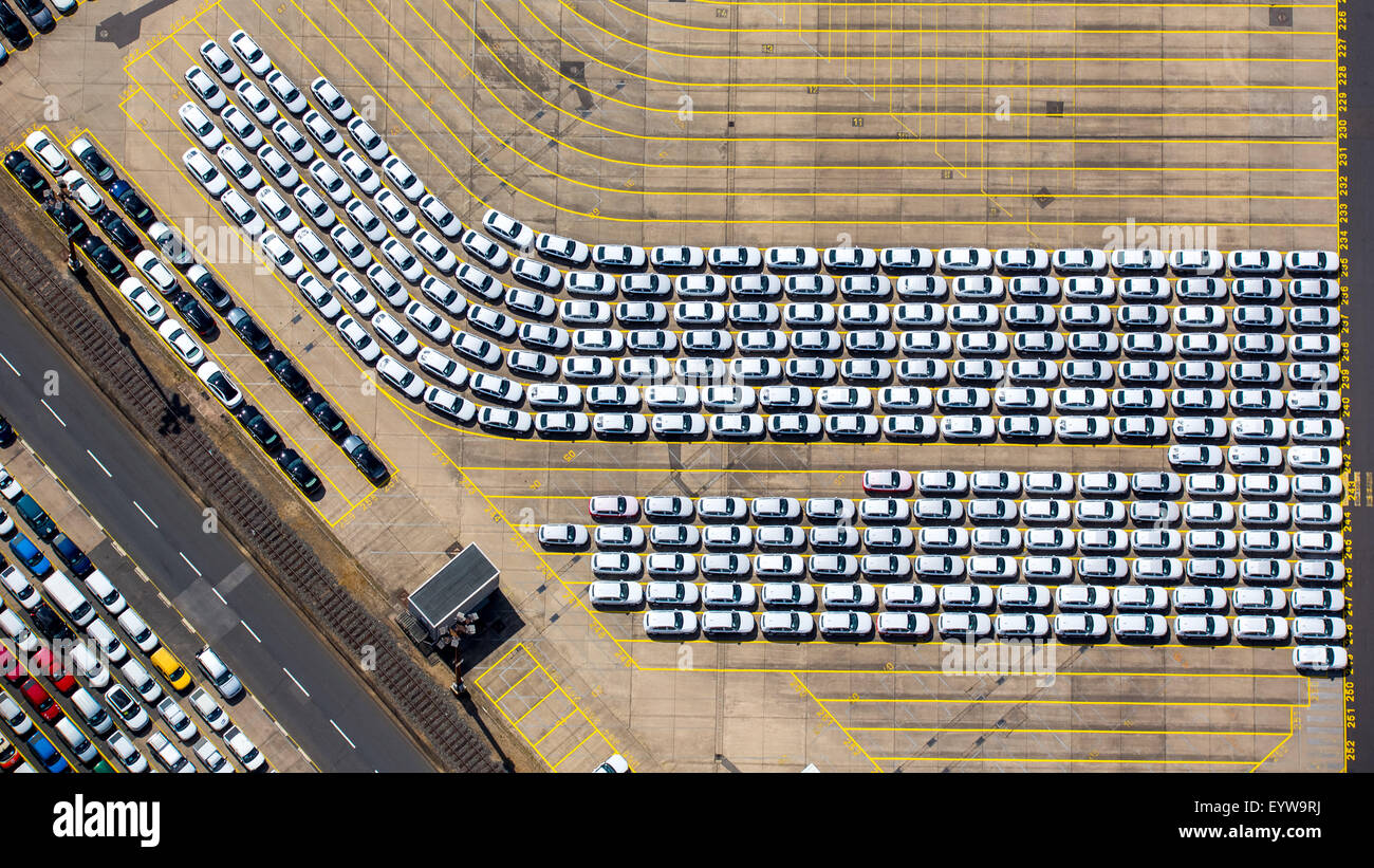 Le chargement de nouveaux wagons, Hansahafen, Unikai, port de Hambourg, de l'Elbe, Hambourg, Allemagne Banque D'Images