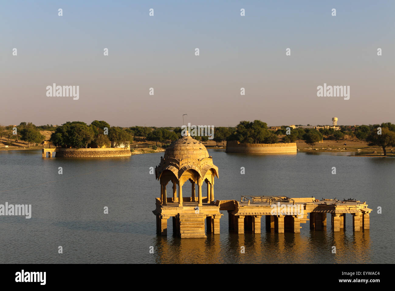 Pavillon avec Ghat, Gadisar Lake, Gadi Sagar, Jaisalmer, Rajasthan, India Banque D'Images
