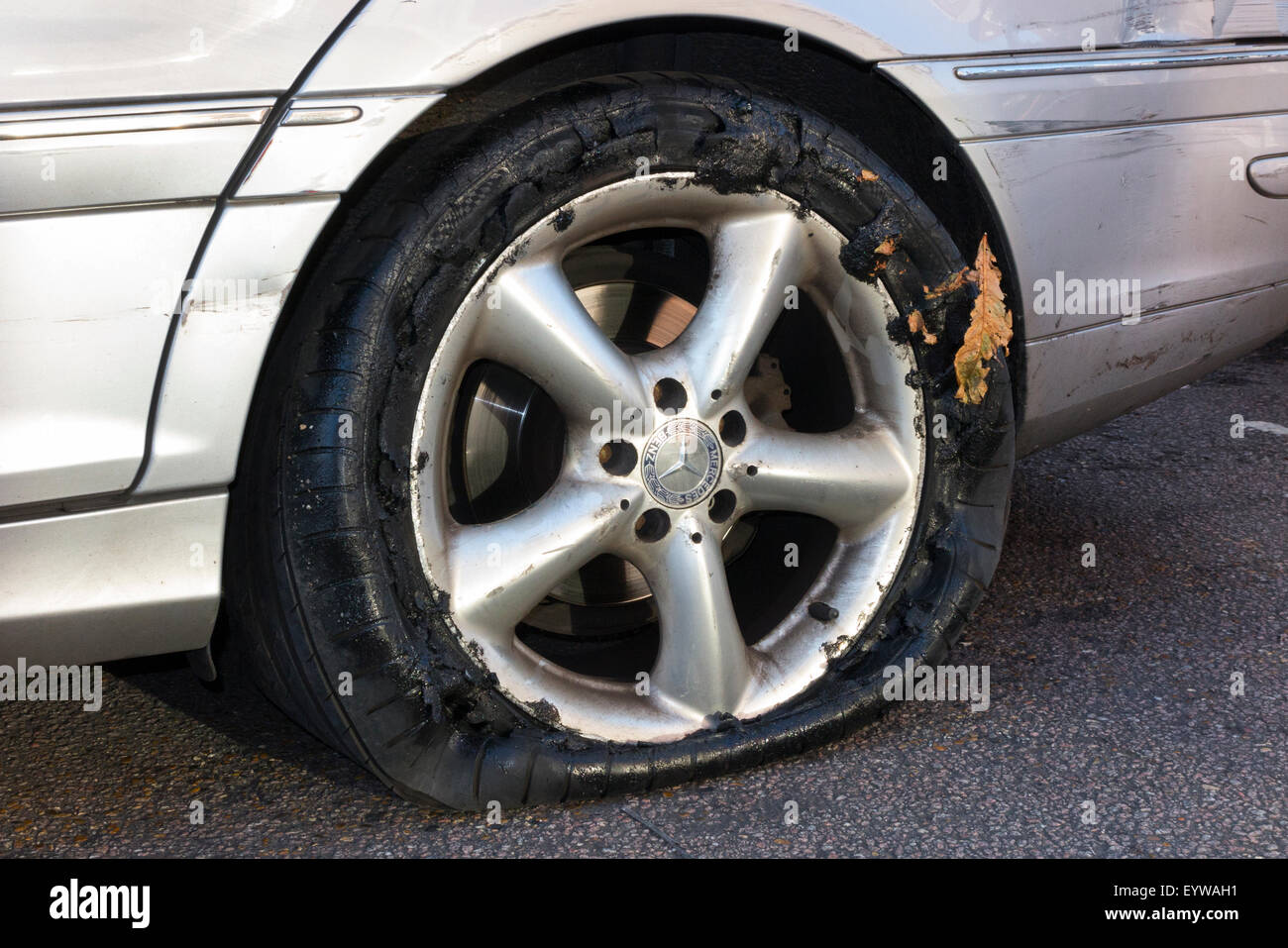 Crevaison / télévision crevé pneu de voiture / pneumatique qui a été  continué à être conduit sur, au point de destruction et la fusion. UK Photo  Stock - Alamy