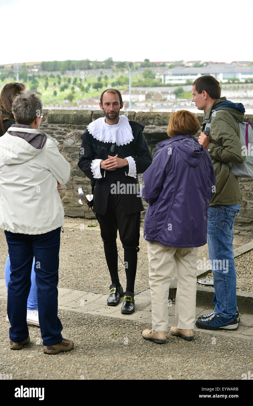 L'acteur en costume de parler avec les touristes sur des murs de Derry pendant la Festival de la ville de jeune fille Banque D'Images