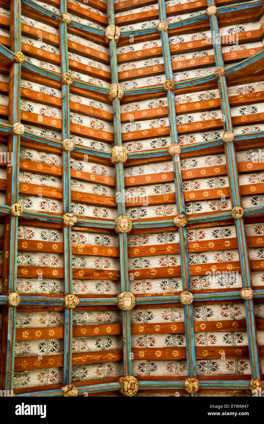 Plafond poutres du toit de l'église peinte Banque D'Images