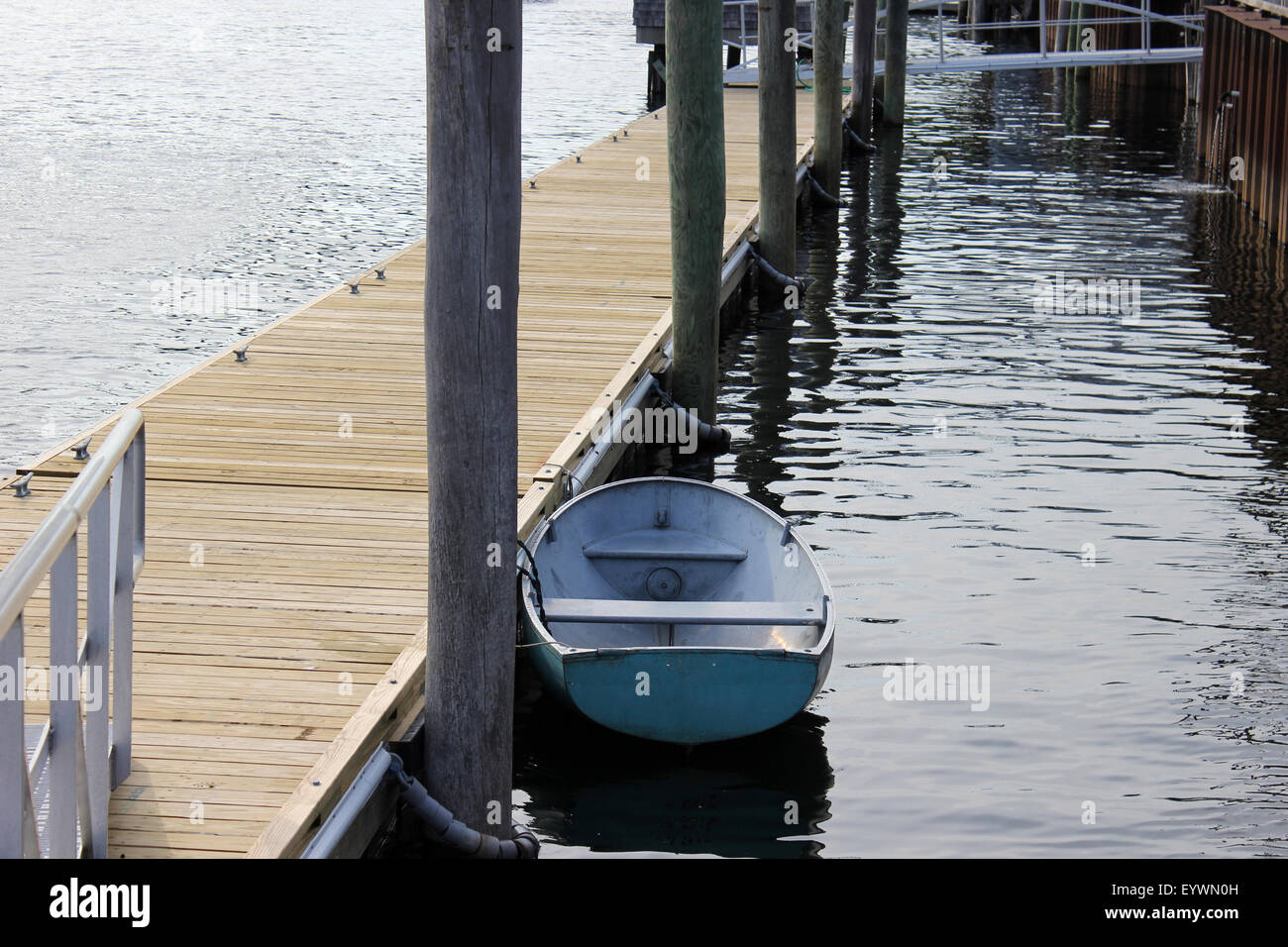 Un petit bateau en bois par une jetée à Perkins Cove, Ogunquit, Maine Banque D'Images