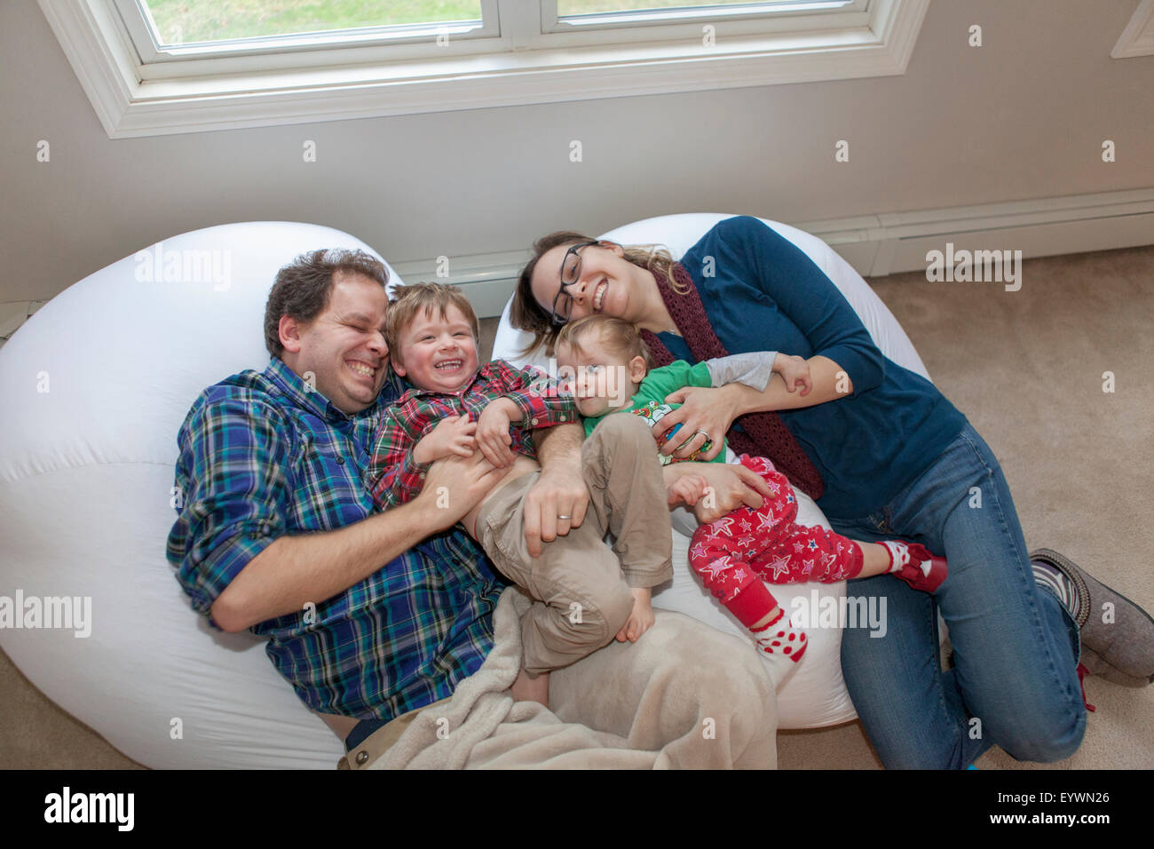 Jouer à la maison de famille heureuse Banque D'Images