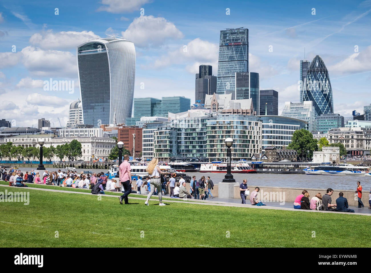Les touristes sur la rive sud de Londres. Banque D'Images