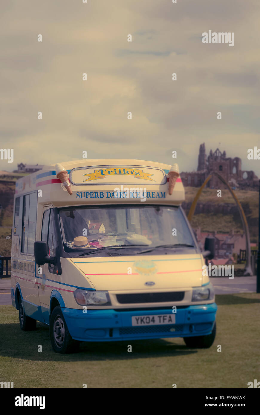 Minibus de glace fixe avec l'arche de Whale Bone et l'abbaye de Whitby en arrière-plan. Whitby. Yorkshire du Nord Banque D'Images