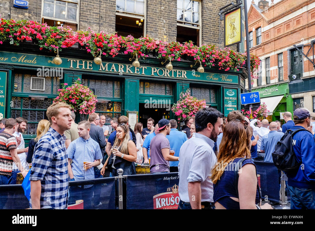Les personnes qui boivent en dehors du marché public Porter house à Borough Market, London. Banque D'Images