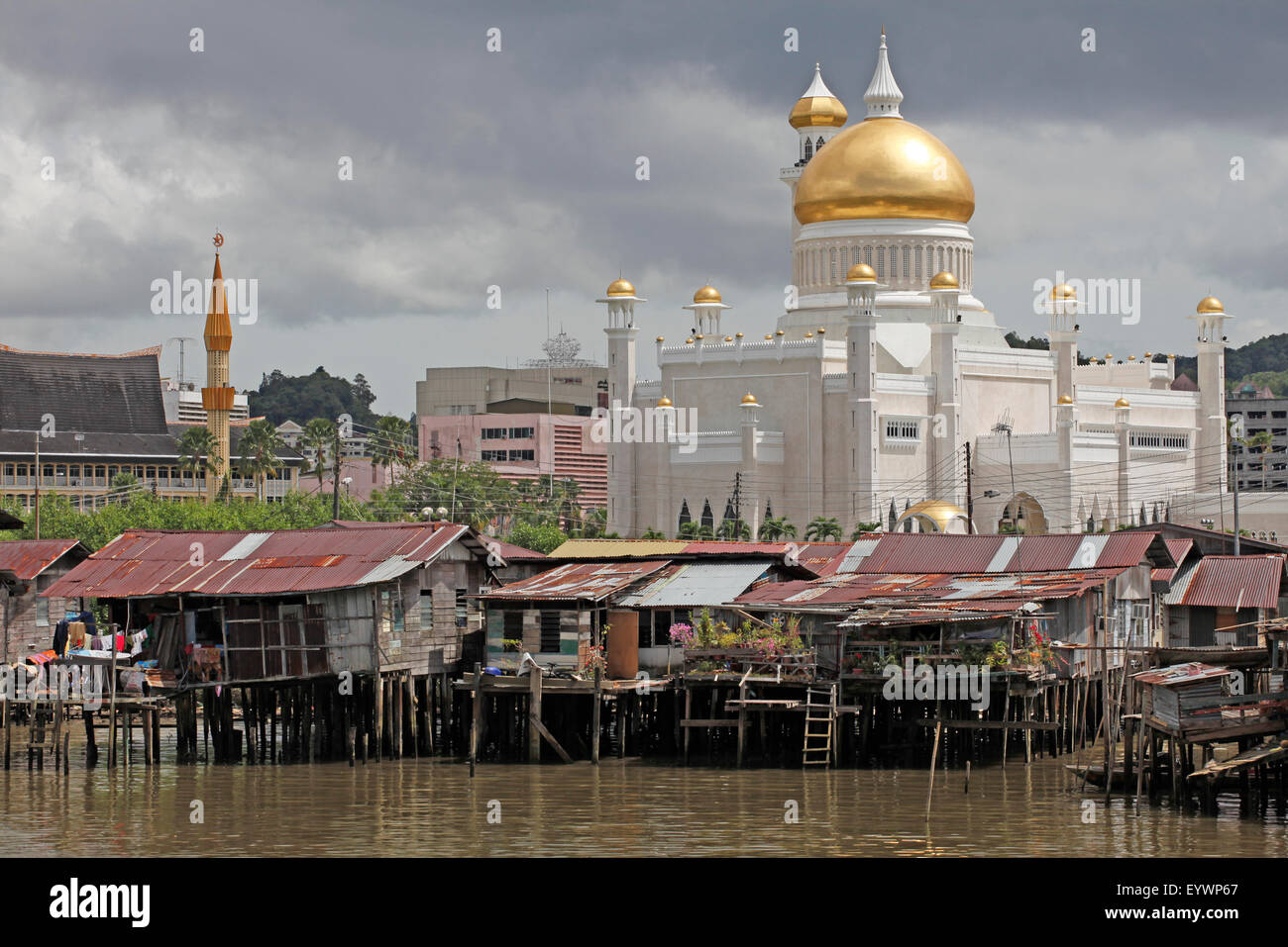 Bateaux et de l'eau village avec mosquée Omar Ali Saifuddien à Bandar Seri Begawan, Brunei, en Asie du Sud-Est, l'Asie Banque D'Images