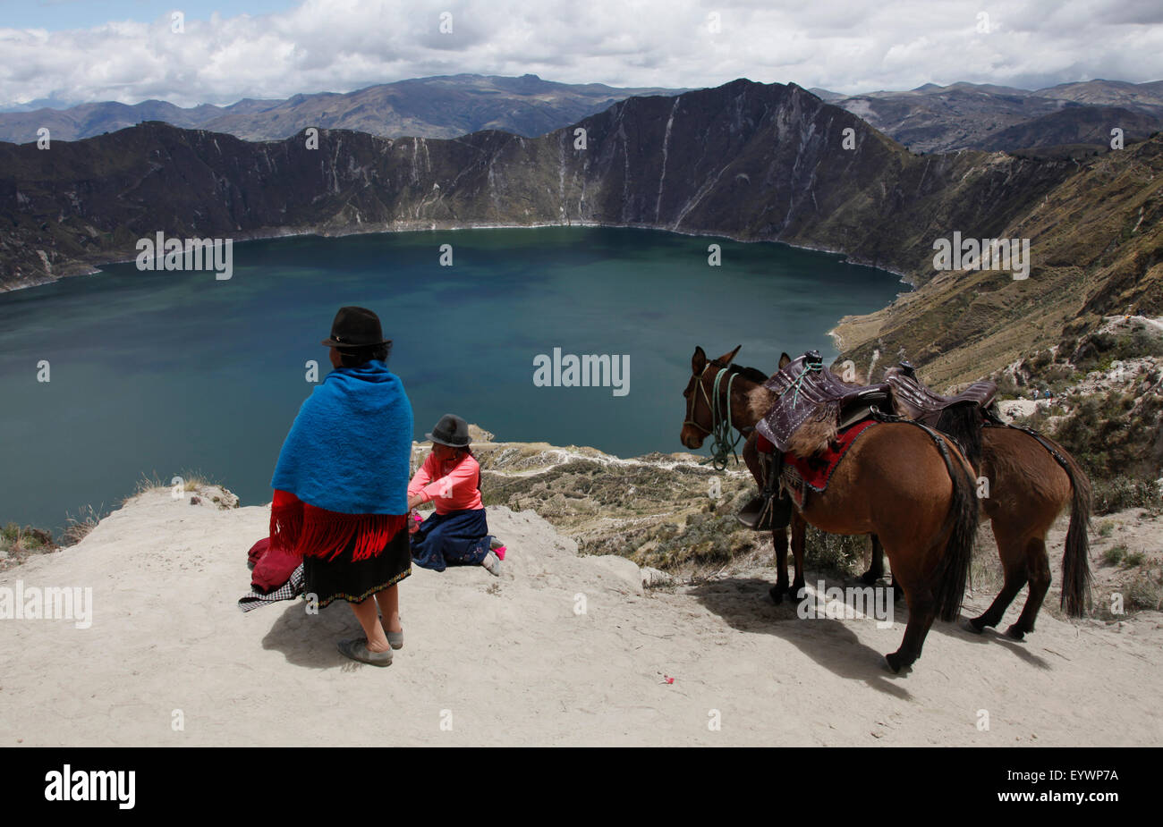 Les autochtones visiter la Laguna de Quilotoa lac de cratère près de Latacunga, Equateur, Amérique du Sud Banque D'Images