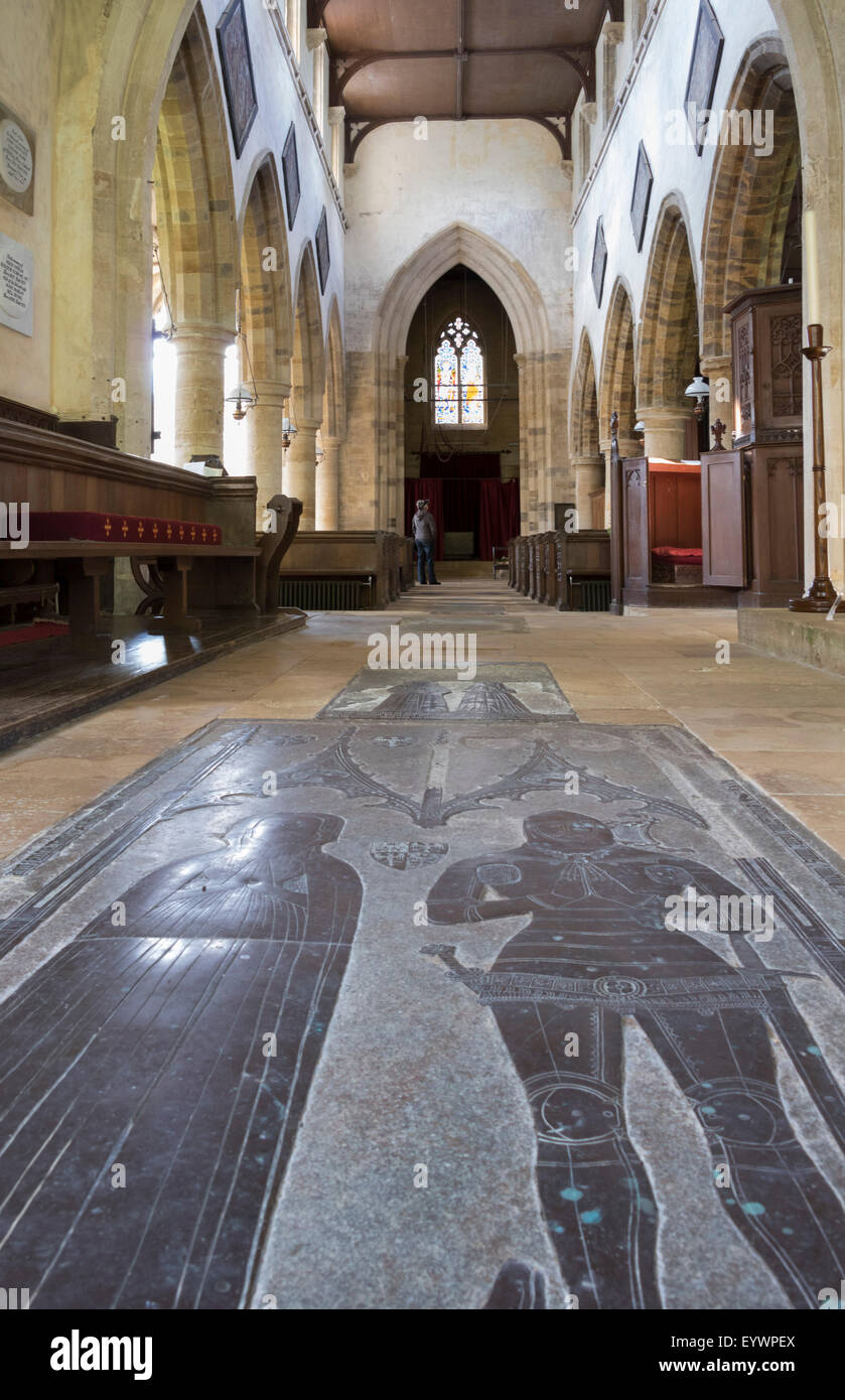 Intérieur avec des cuivres, St Michaels Church, Chadlington, Oxfordshire, Angleterre, Royaume-Uni, Europe Banque D'Images