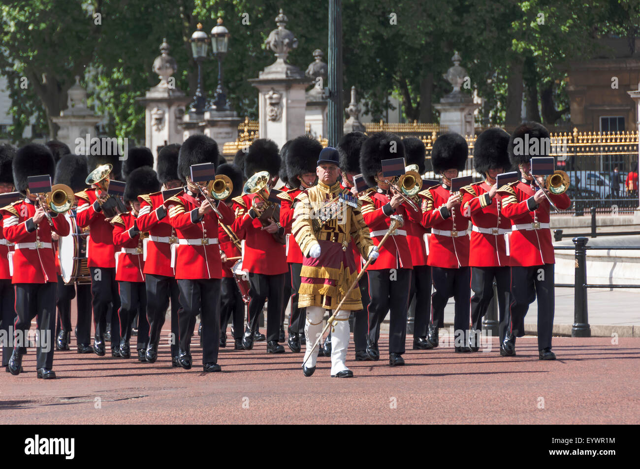 Marching Band militaire des gardes du palais de Buckingham passé en route pour la parade de la couleur, Londres, Angleterre, Royaume-Uni Banque D'Images