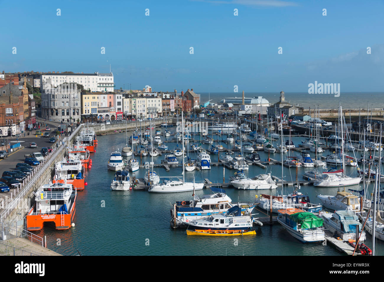Vue sur le port et la Marina Royale à Ramsgate, Kent, Angleterre, Royaume-Uni, Europe Banque D'Images
