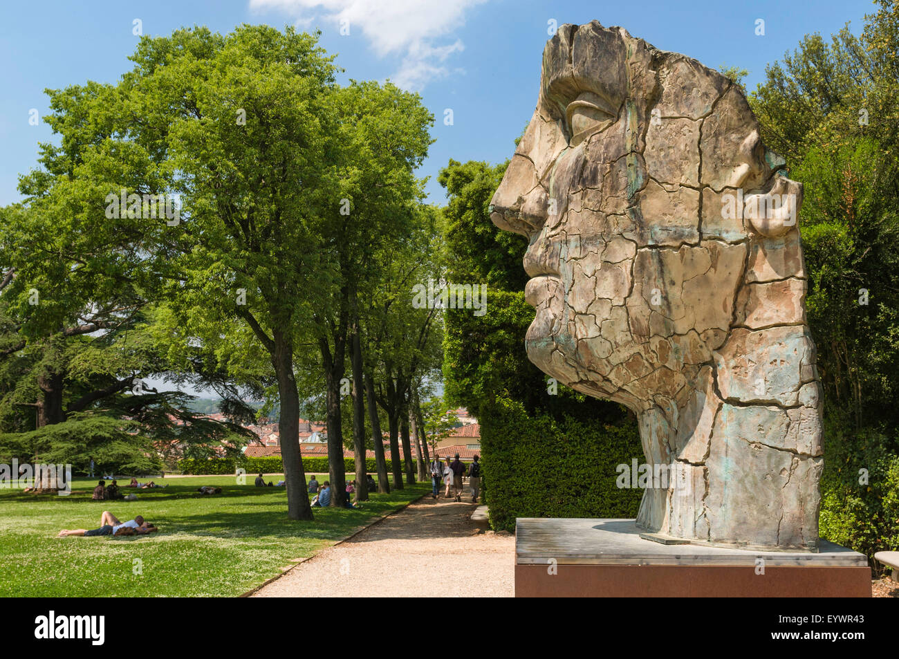 La tête monumentale par Igor Mitora dans les jardins de Boboli, Florence, Toscane, Italie, Europe Banque D'Images