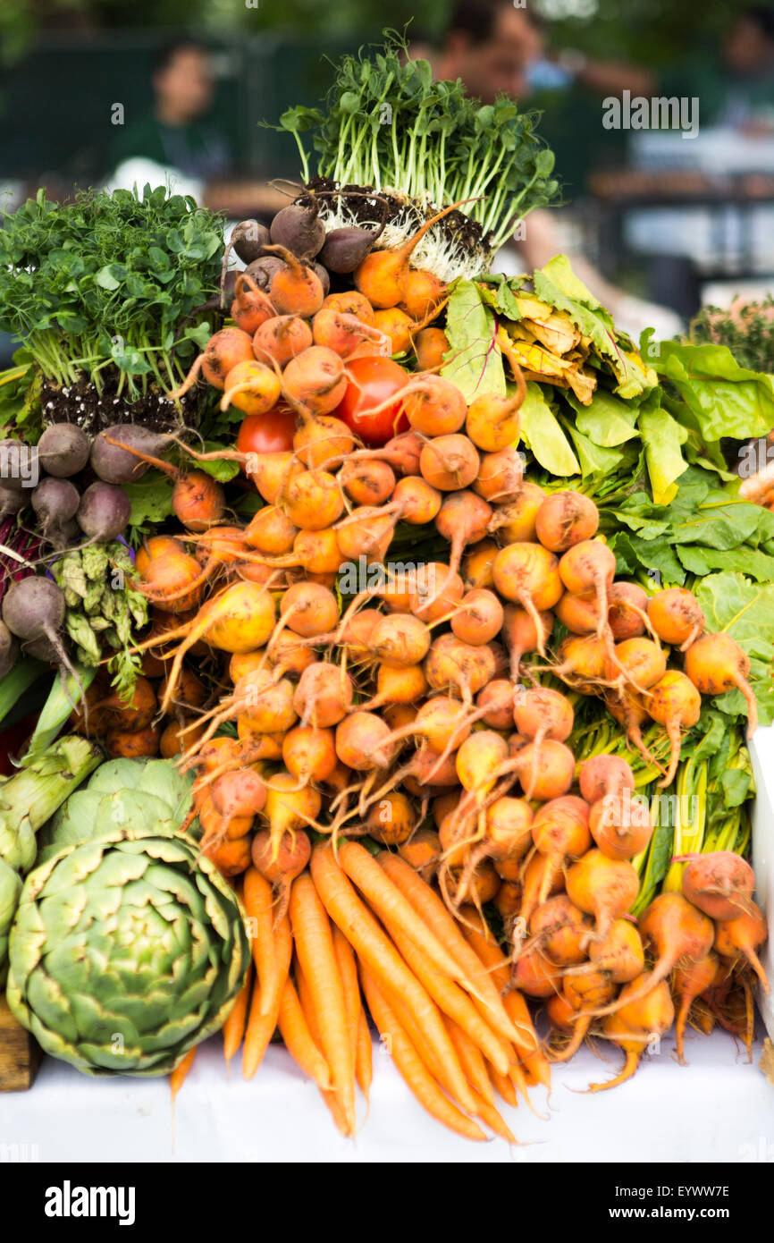 Peashoots sur le dessus de la Golden Harvest Festival en betterave plateau. Banque D'Images