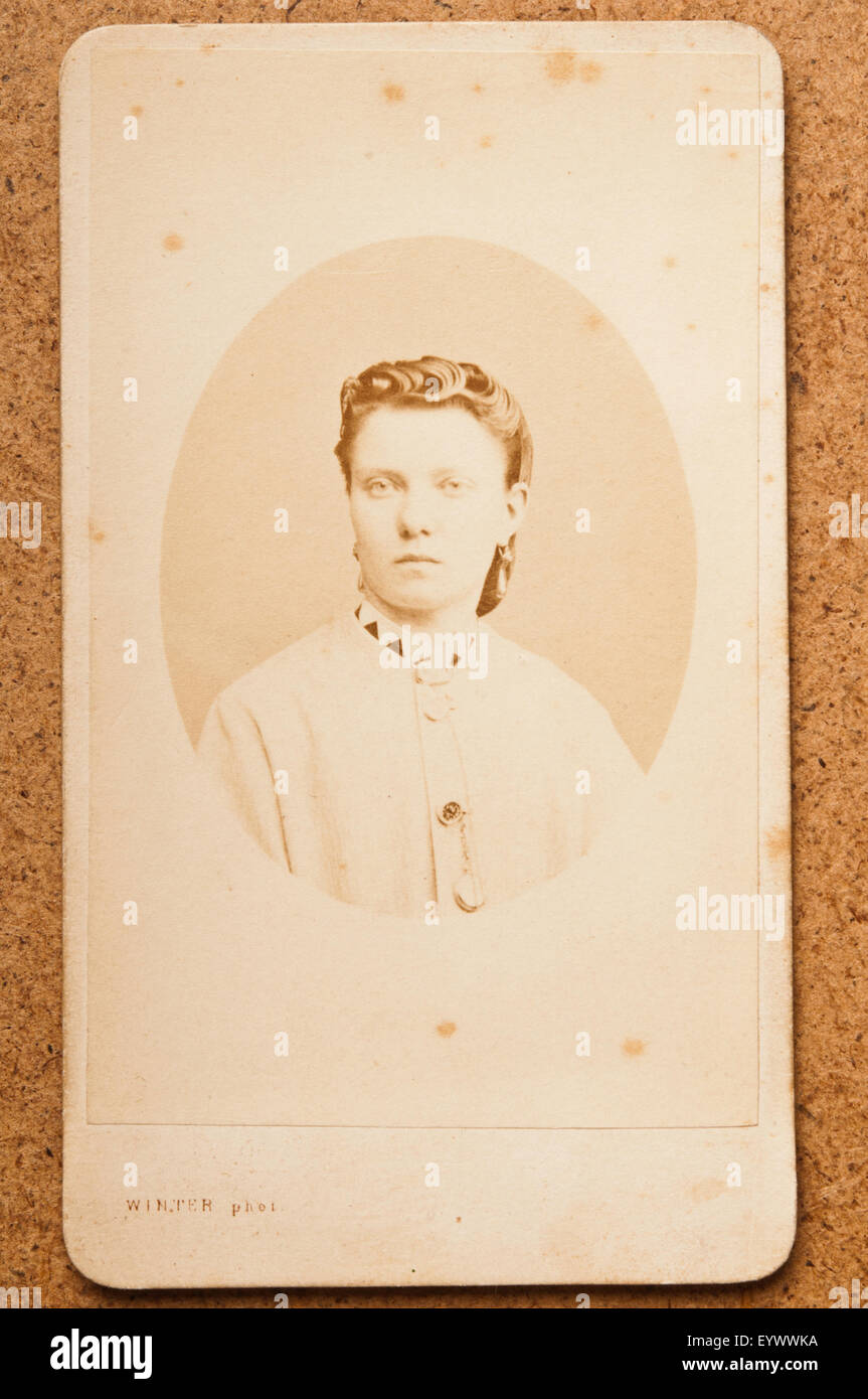 19ème siècle ancien ou cdv carte de visite photo portrait de femme Banque D'Images
