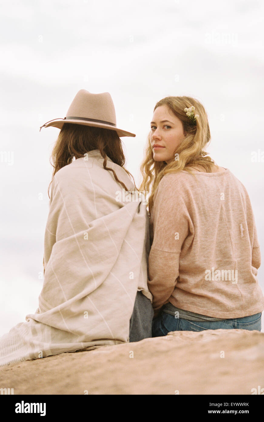 Deux femmes sur un de rock Banque D'Images