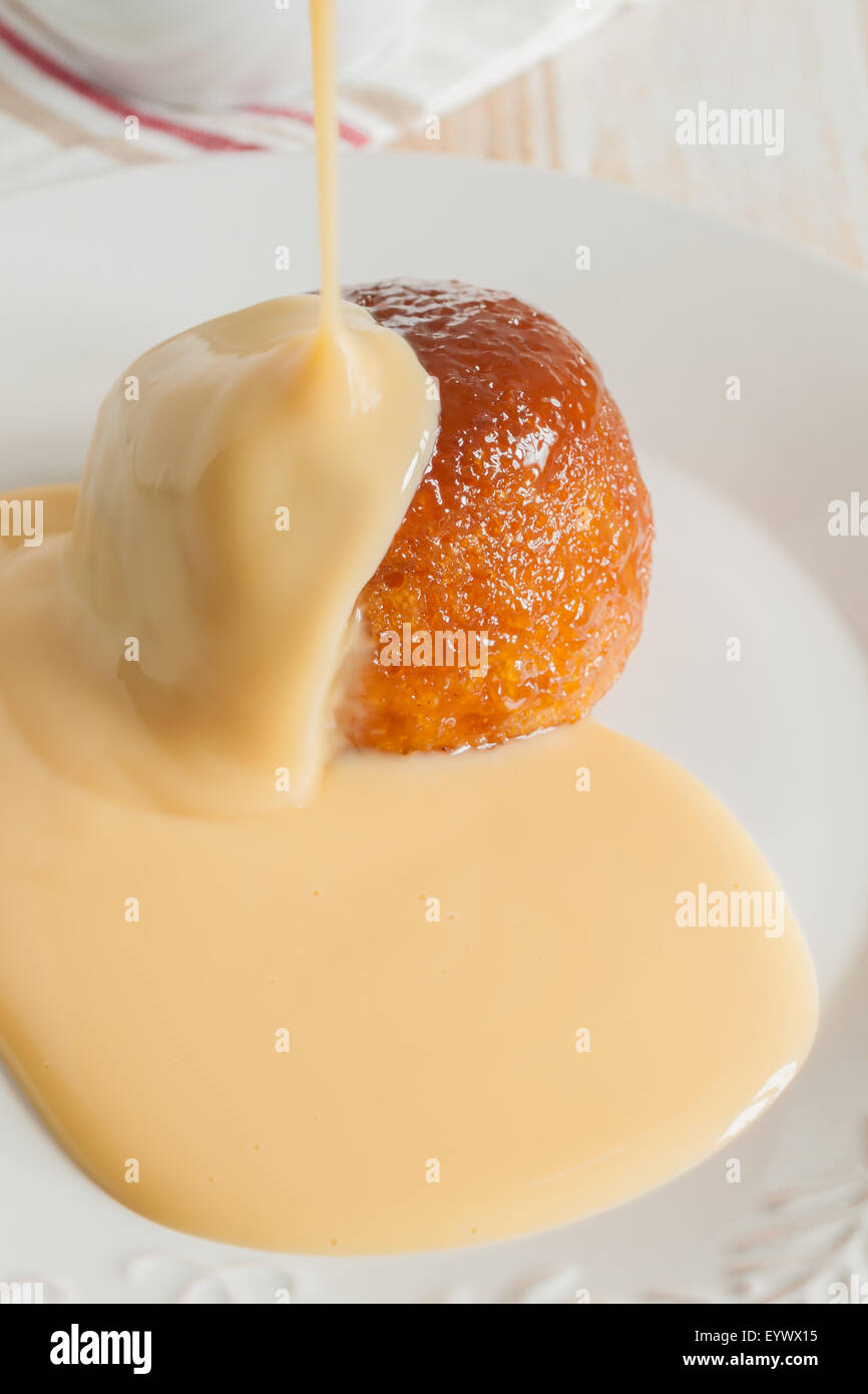 Golden Syrup sponge pudding à la vapeur et crème vanille Banque D'Images