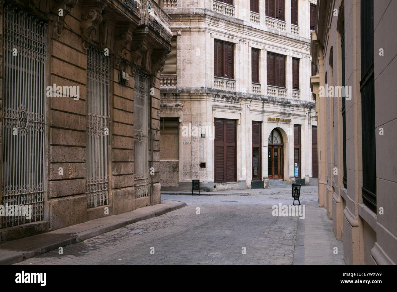 Une rue de la Vieille Havane, Cuba. Banque D'Images