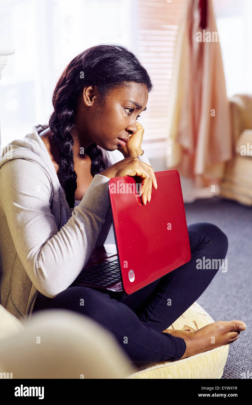 Jeune fille s'assit à l'intérieur ethnique frustré Banque D'Images