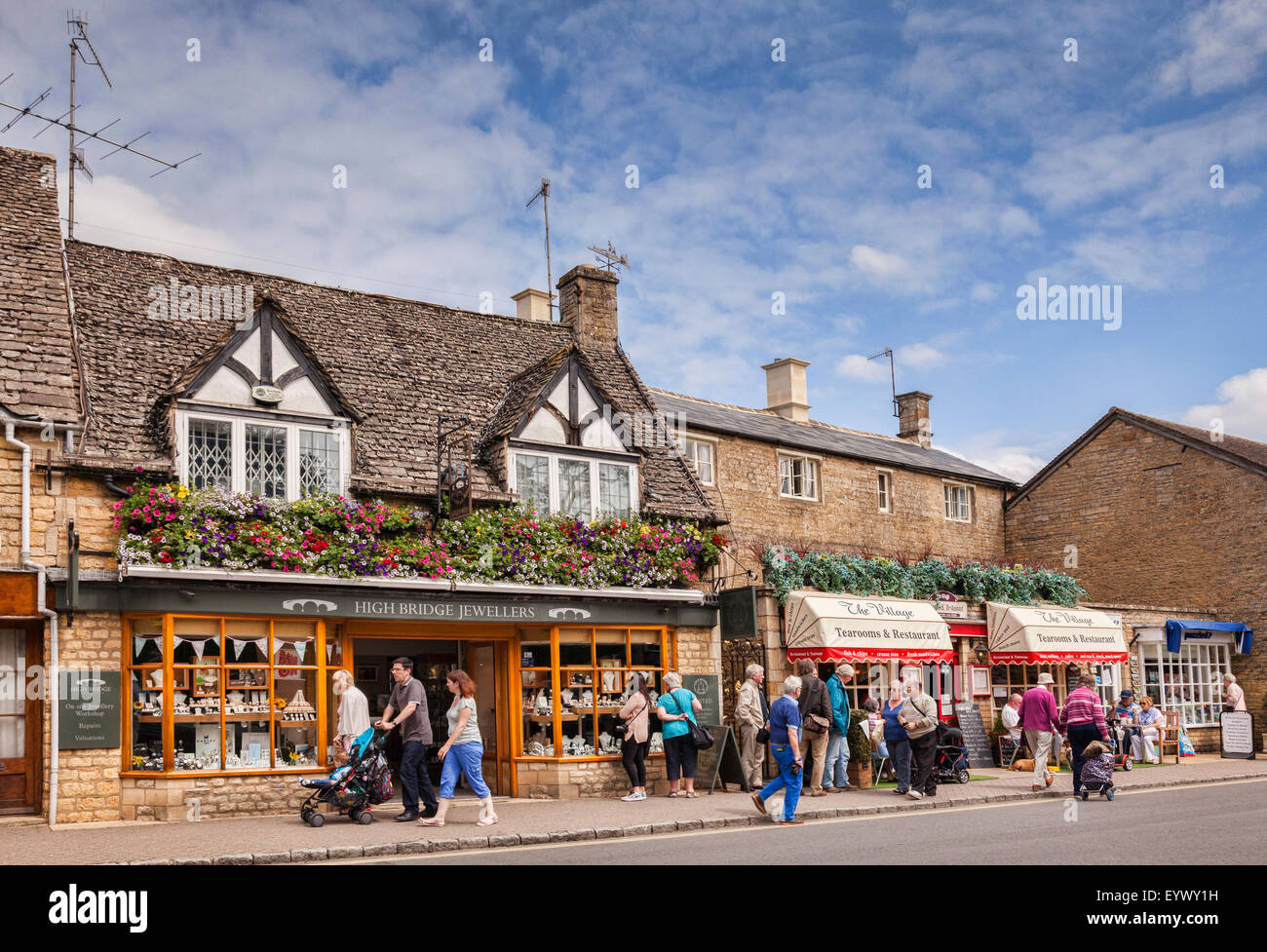 Les touristes dans la rue à Bourton-on-the-water, Gloucestershire, Angleterre. Banque D'Images