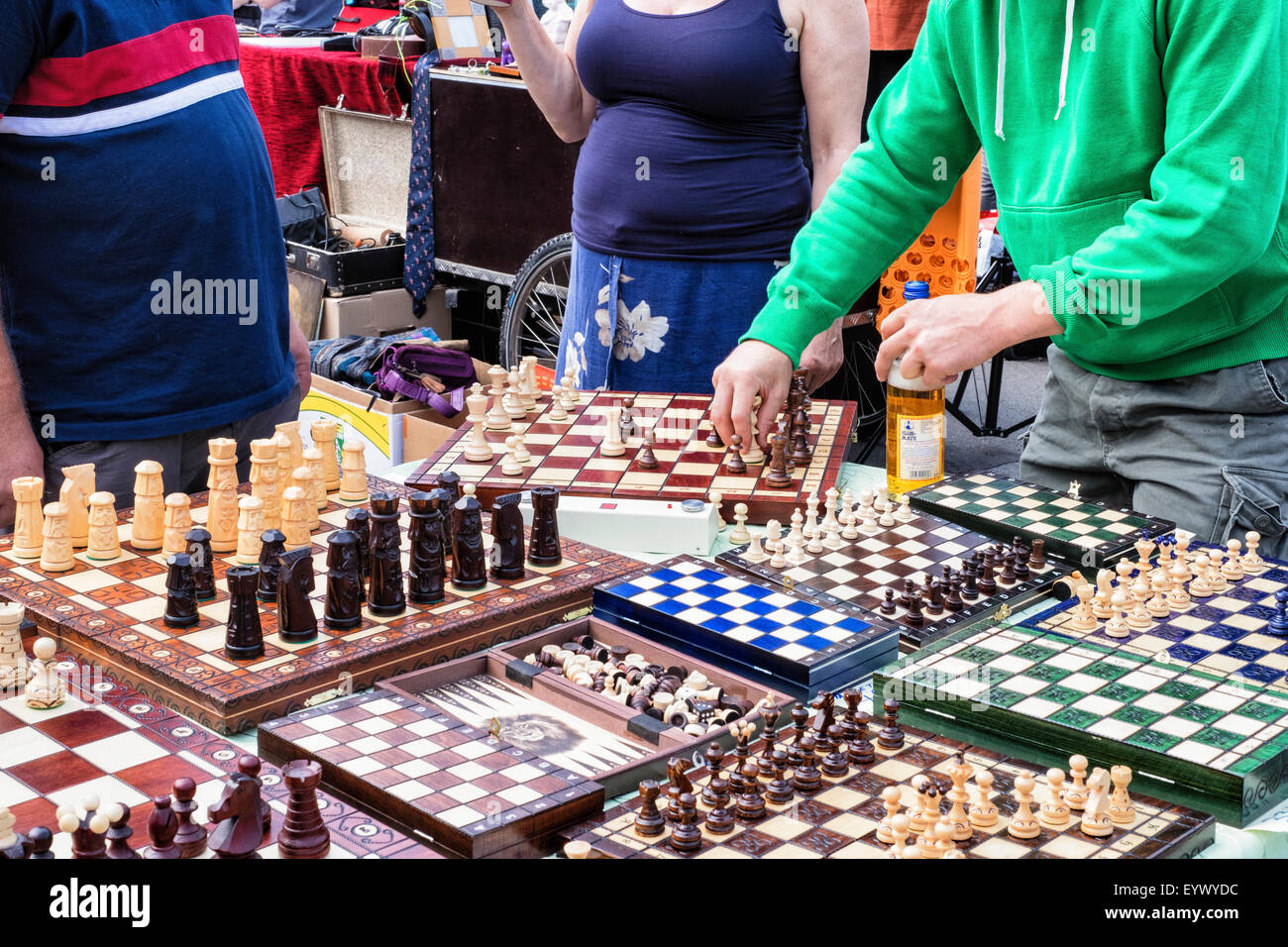 Marché aux Puces de Berlin Mauer Park jeux d'échecs vente de décrochage et de personnes jouant sur jeu d'échiquiers Banque D'Images