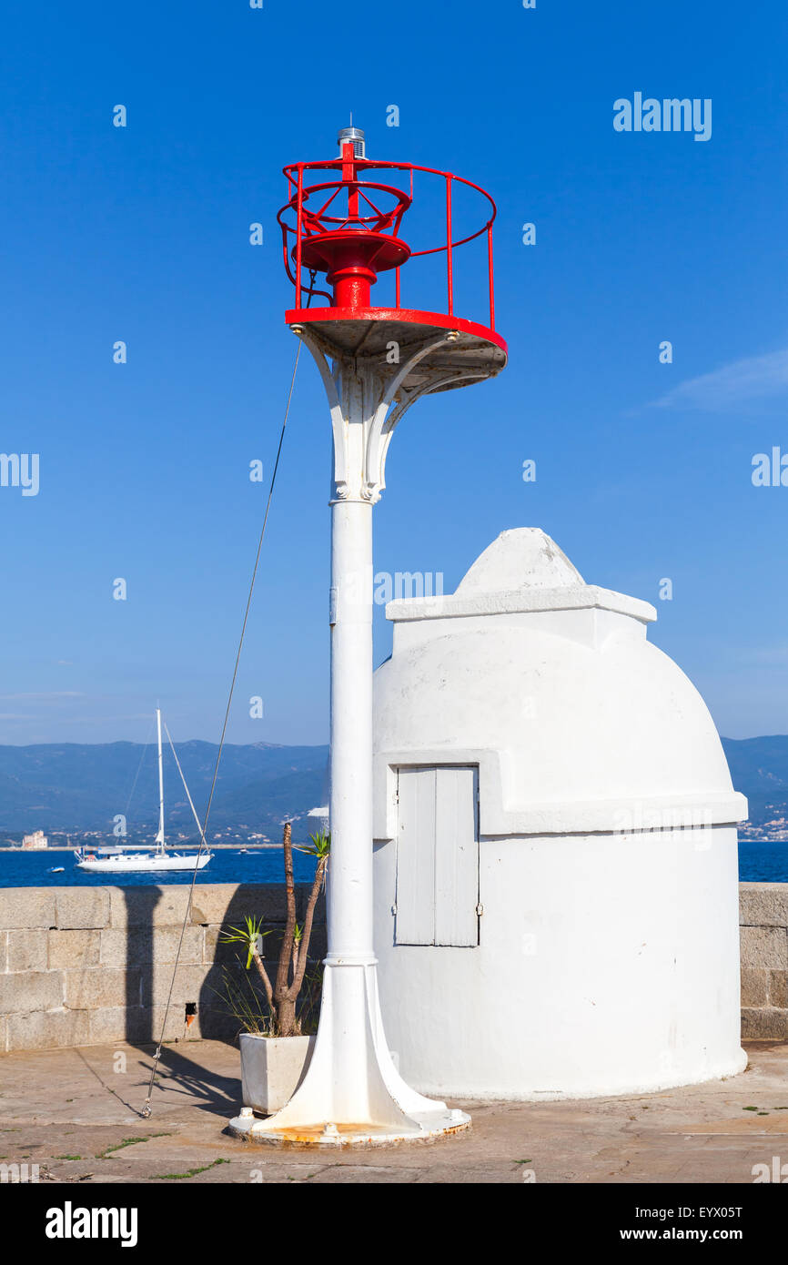 Jetée d'entrée marina Ajaccio avec tours phare rouge et blanc, Corse, France Banque D'Images